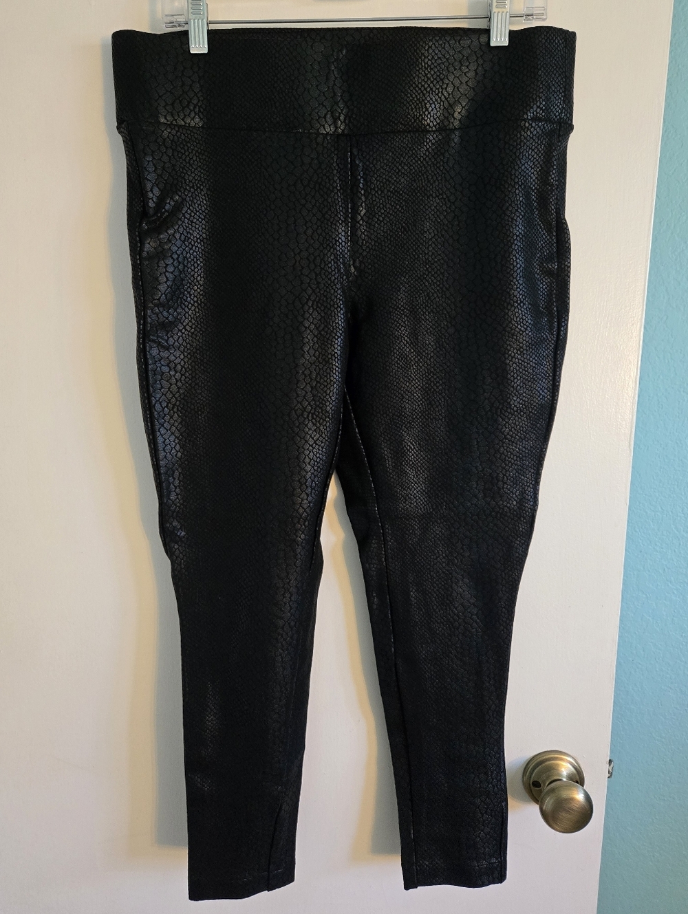 Torrid Black Faux Snake-Embossed Leggings Size 0
